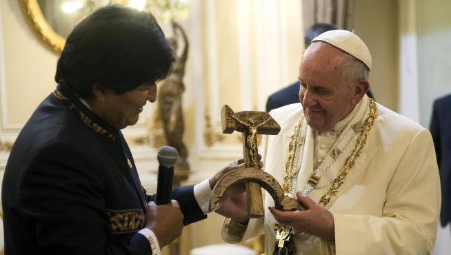 Bergoglio receives a Communist  Crucifix.